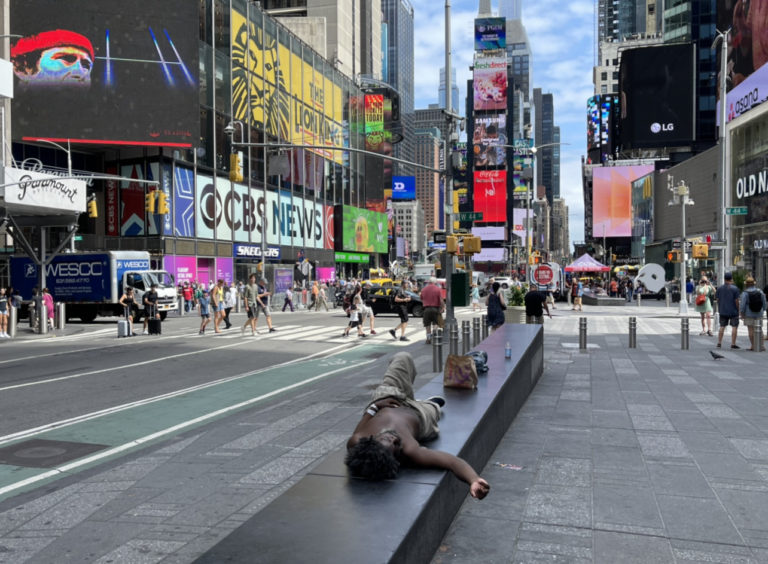 ¿Por qué hay gente durmiendo en las calles del Times Square?